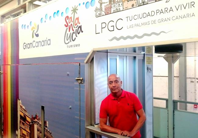 Medina, en la carroza, con los logotipos de las instituciones que han colaborado.