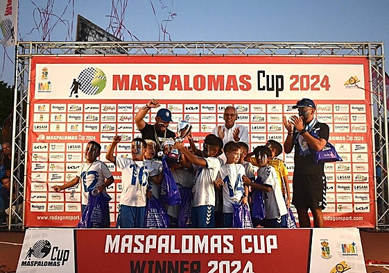 El Tamaraceite, en el momento de recoger su copa de campeón.