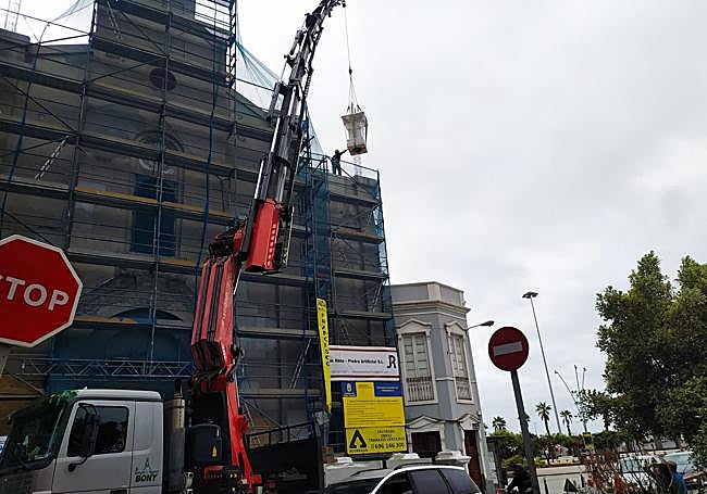 Detalle de los trabajos de colocación de las pilastras.