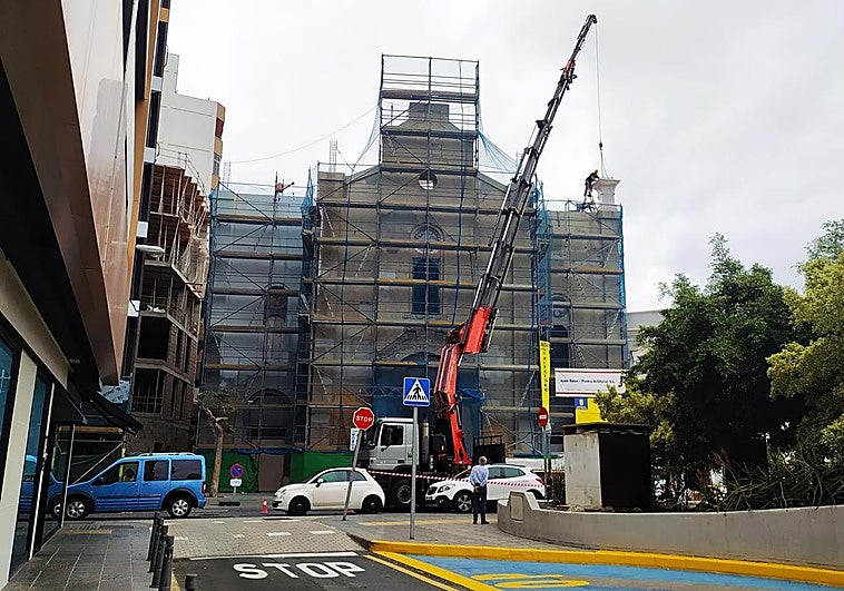 Trabajos de colocación de la primera de las cuatro pilastras este sábado.