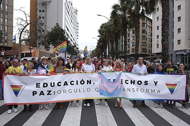 Pancartas, banderas y colores para celebrar el Día del Orgullo.
