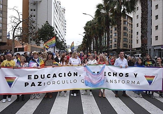 Pancartas, banderas y colores para celebrar el Día del Orgullo.