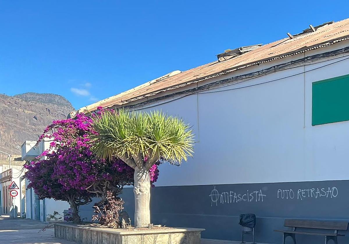 Imagen principal - Actos vandálicos en La Aldea: pintadas contra políticos e instituciones