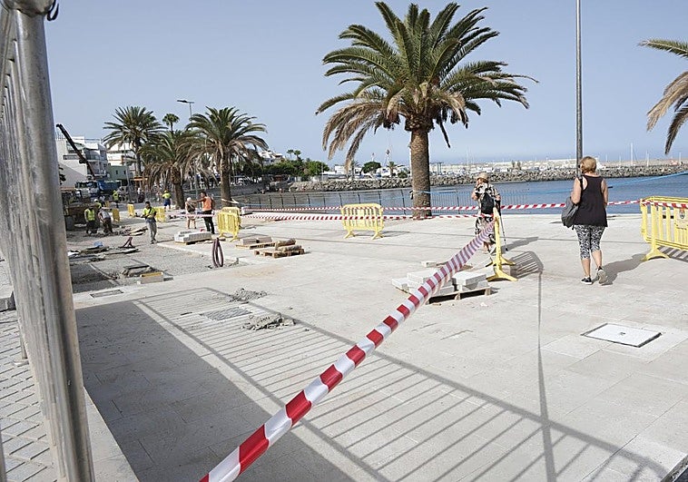 Los operarios habilitan senderos de paso entre las obras para los ciudadanos.