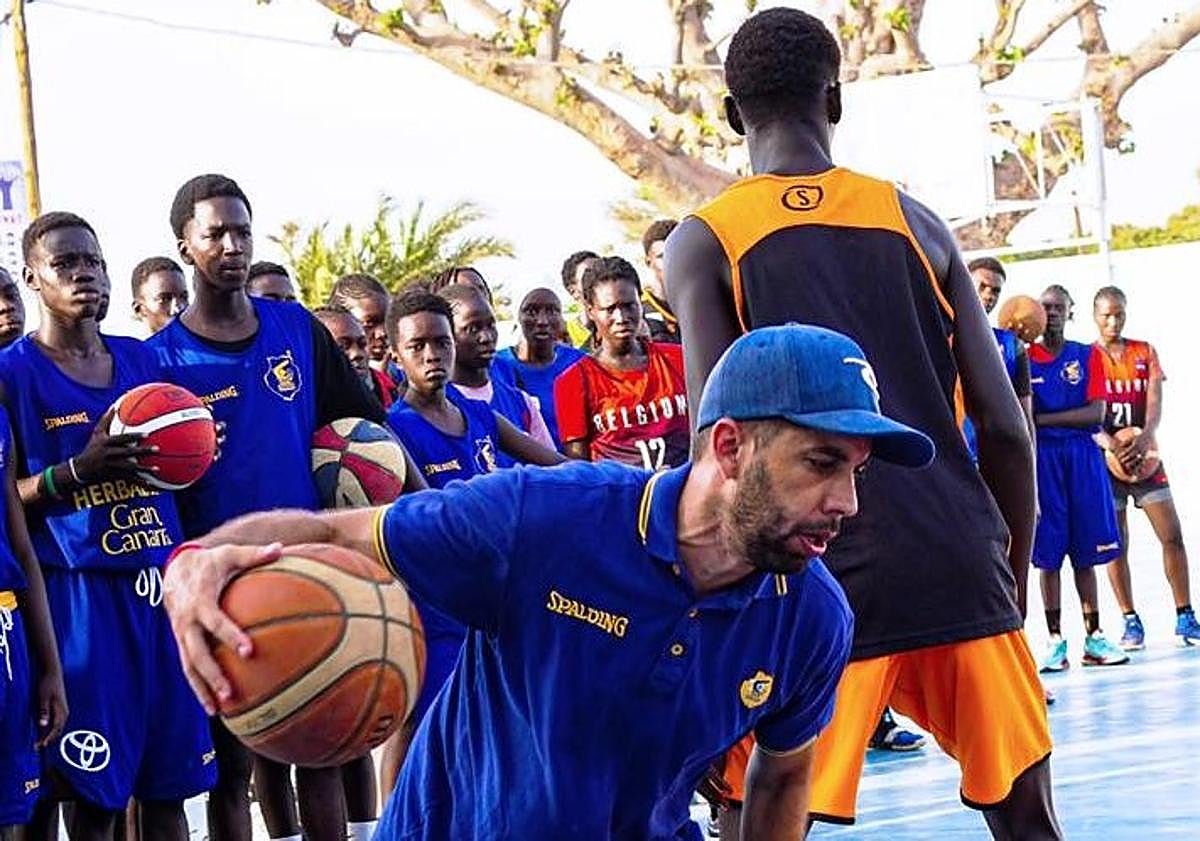 Imagen principal - El Gran Canaria alcanza un acuerdo de colaboración con la Nianing Basket Club Academy