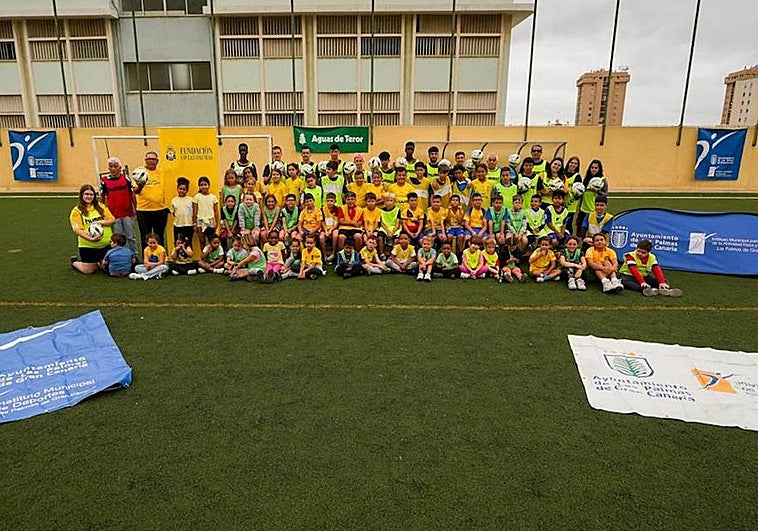 Foto de grupo de usuarios y técnicos, este miércoles en el campo Chano Cruz.