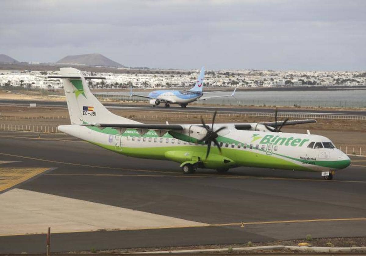 Avión Binter en el aeropuerto de Lanzarote.