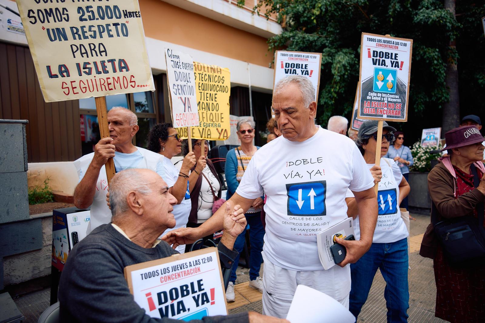 La protesta por la doble vía en la calle Doctor José Guerra, en imágenes