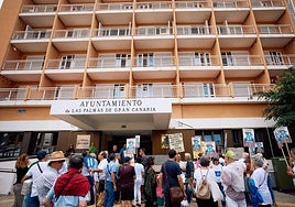 Imágenes de la protesta en las oficinas municipales, en la capital grancanaria