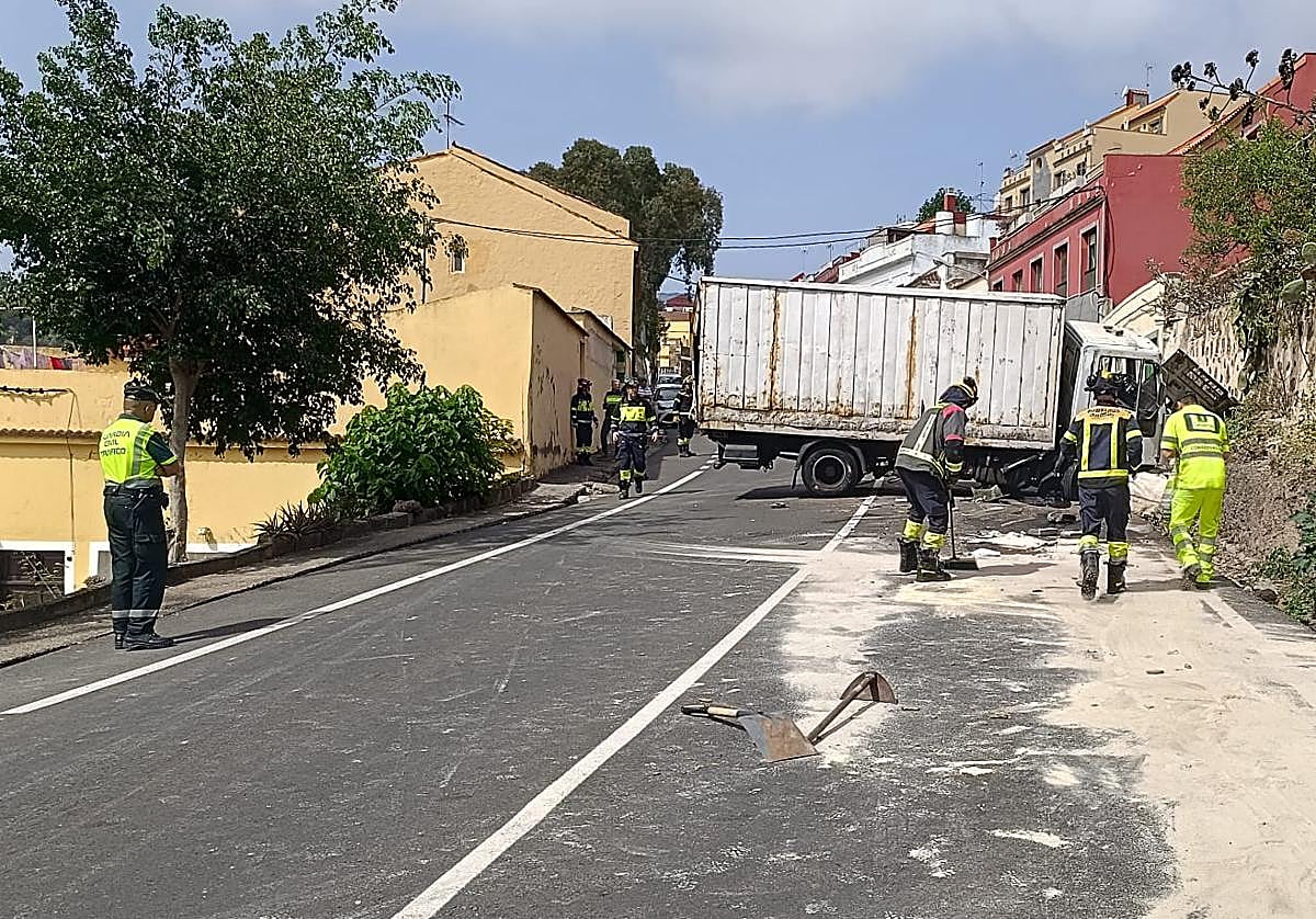 El cierre de la GC-15 se prolongó hasta al mediodía.