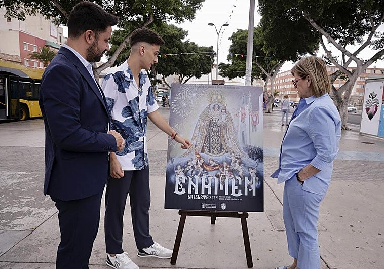 Alexander Arce, Héctor Alemán e Inmaculada Medina, con el cartel en Manuel Becerra.