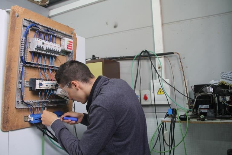 Un alumno de enseñanza profesional durante una práctica.
