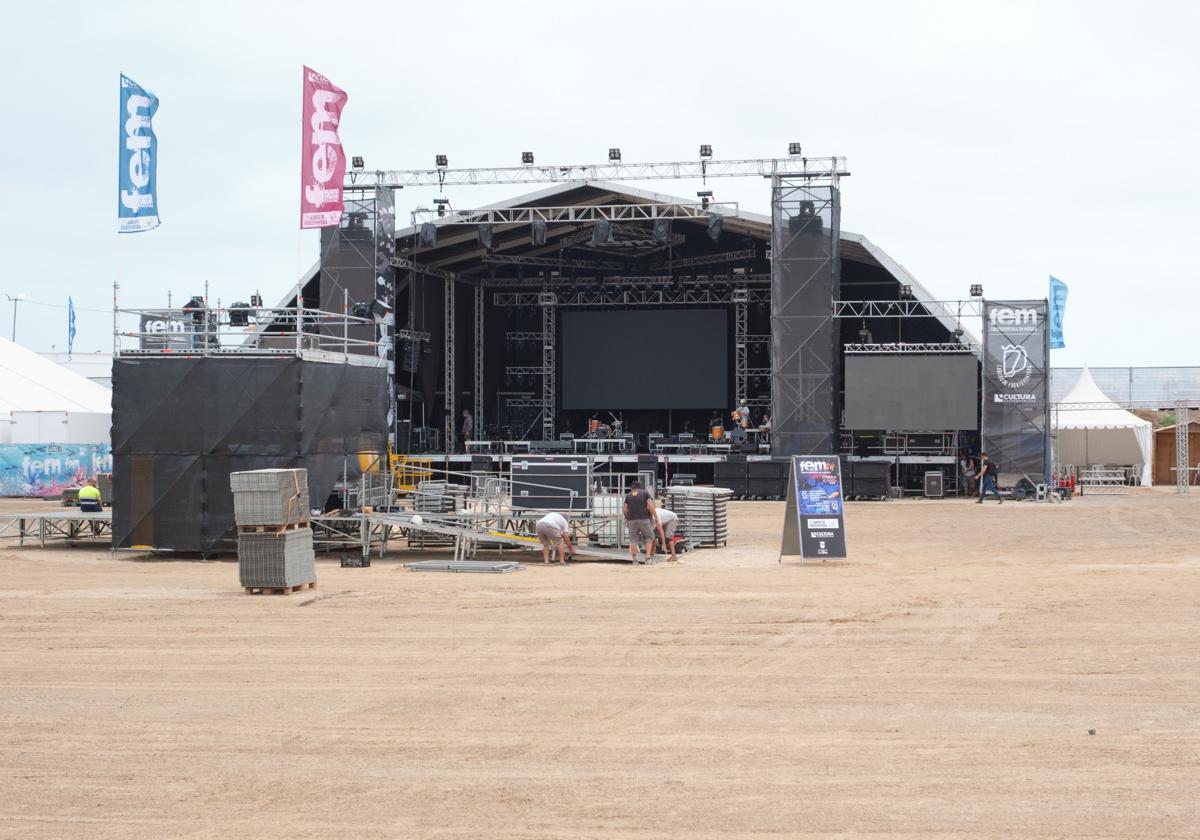 Escenario y torre de sonido del FEM en la Concha.