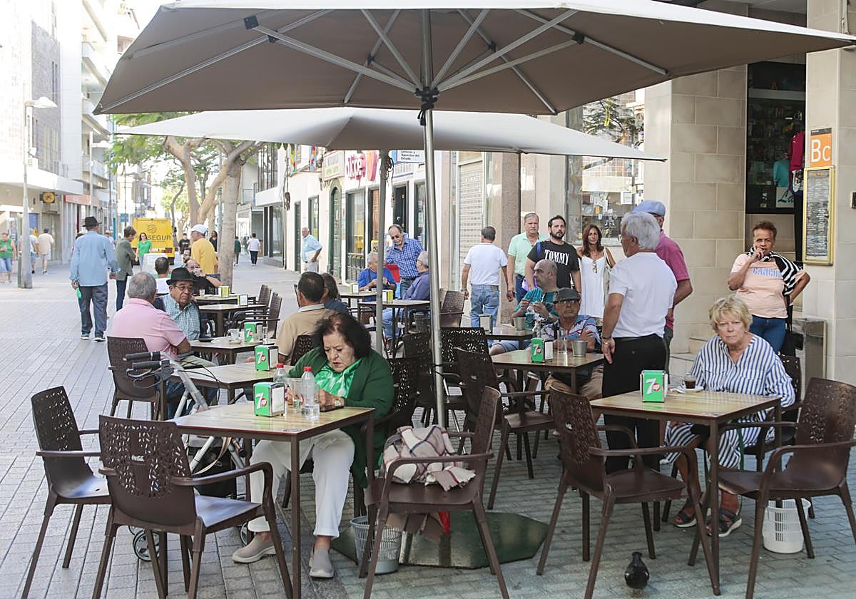 Población en una zona céntrica de Arrecife a mediados de esta semana.