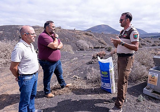 Samuel Martín supervisando el reparto del material.