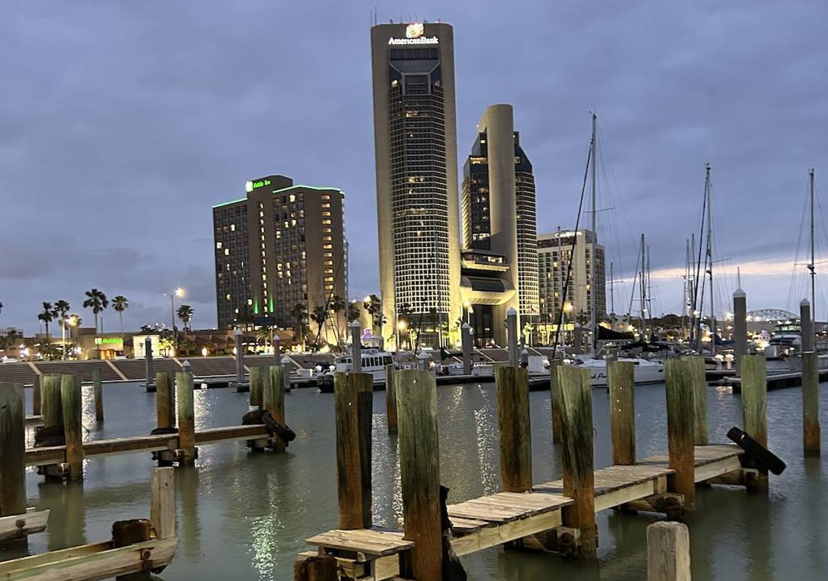 Embarcadero del Corpus Christi con algunos restaurantes