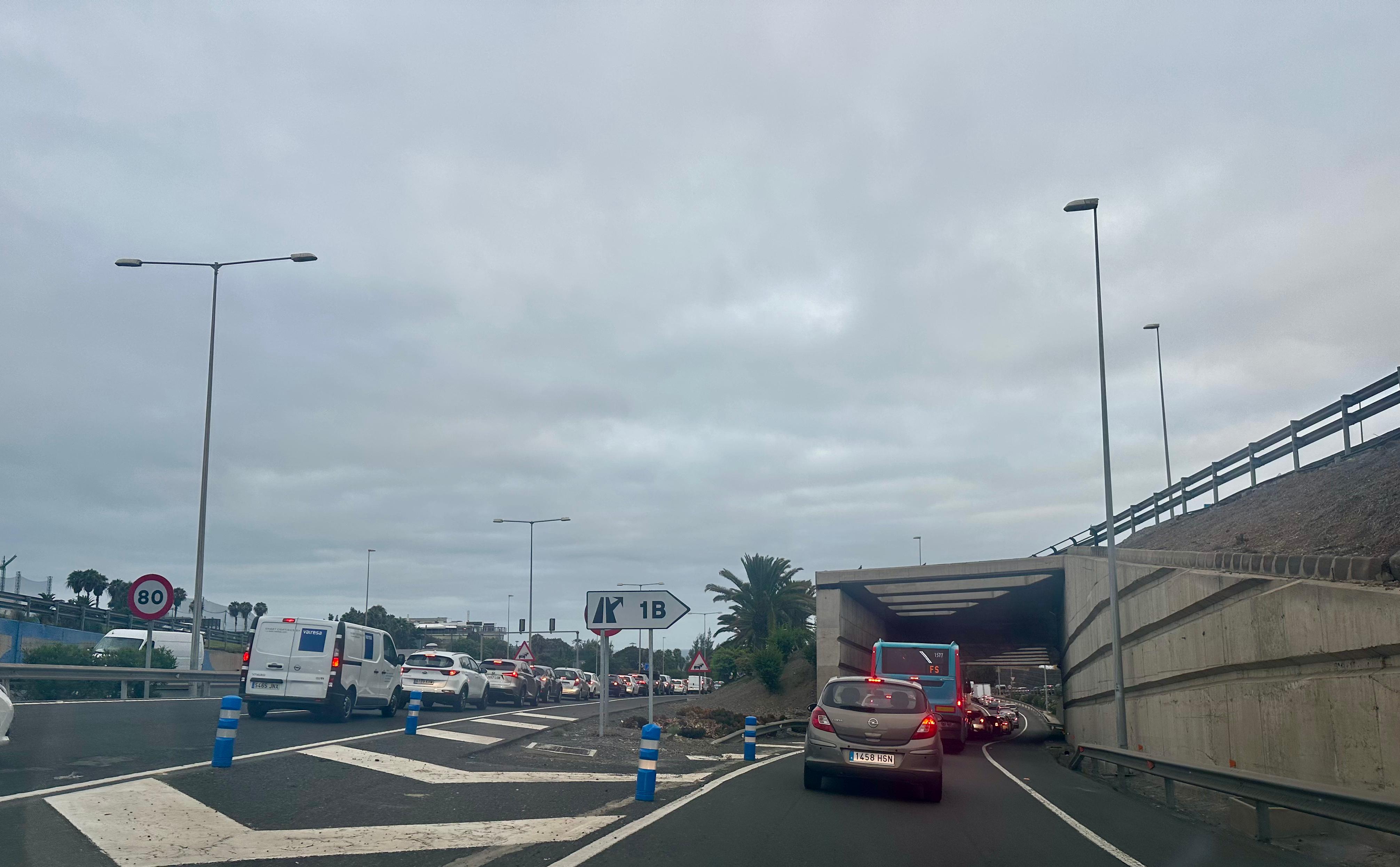 Imagen principal - Varios puntos de la ciudad durante el colapso en la mañana de este viernes.