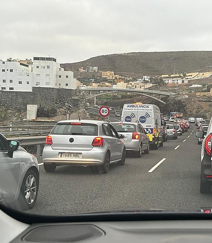 Imagen secundaria 2 - Varios puntos de la ciudad durante el colapso en la mañana de este viernes.