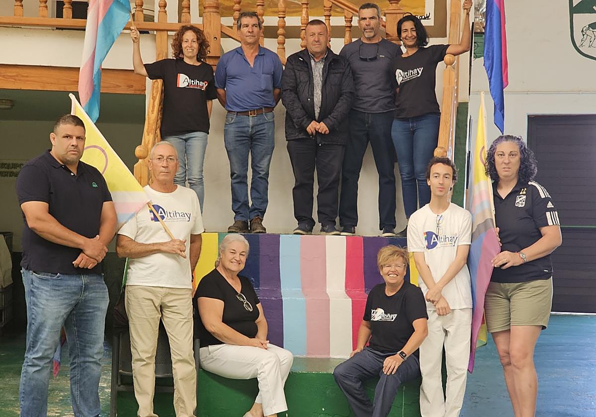 El alcalde Matías Peña, concejalas y miembros de Altihay y del club de lucha Unión Antigua rodean el nuevo banco en el terrero de lucha de Antigua.