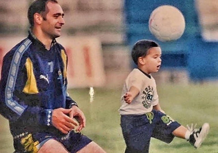 Merino, junto a su padre con el equipaje de la UD Las Palmas.