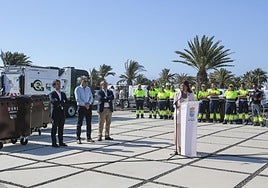 Olivia Duque, alcaldesa, presentando los cambios en el servicio de limpieza de Teguise.
