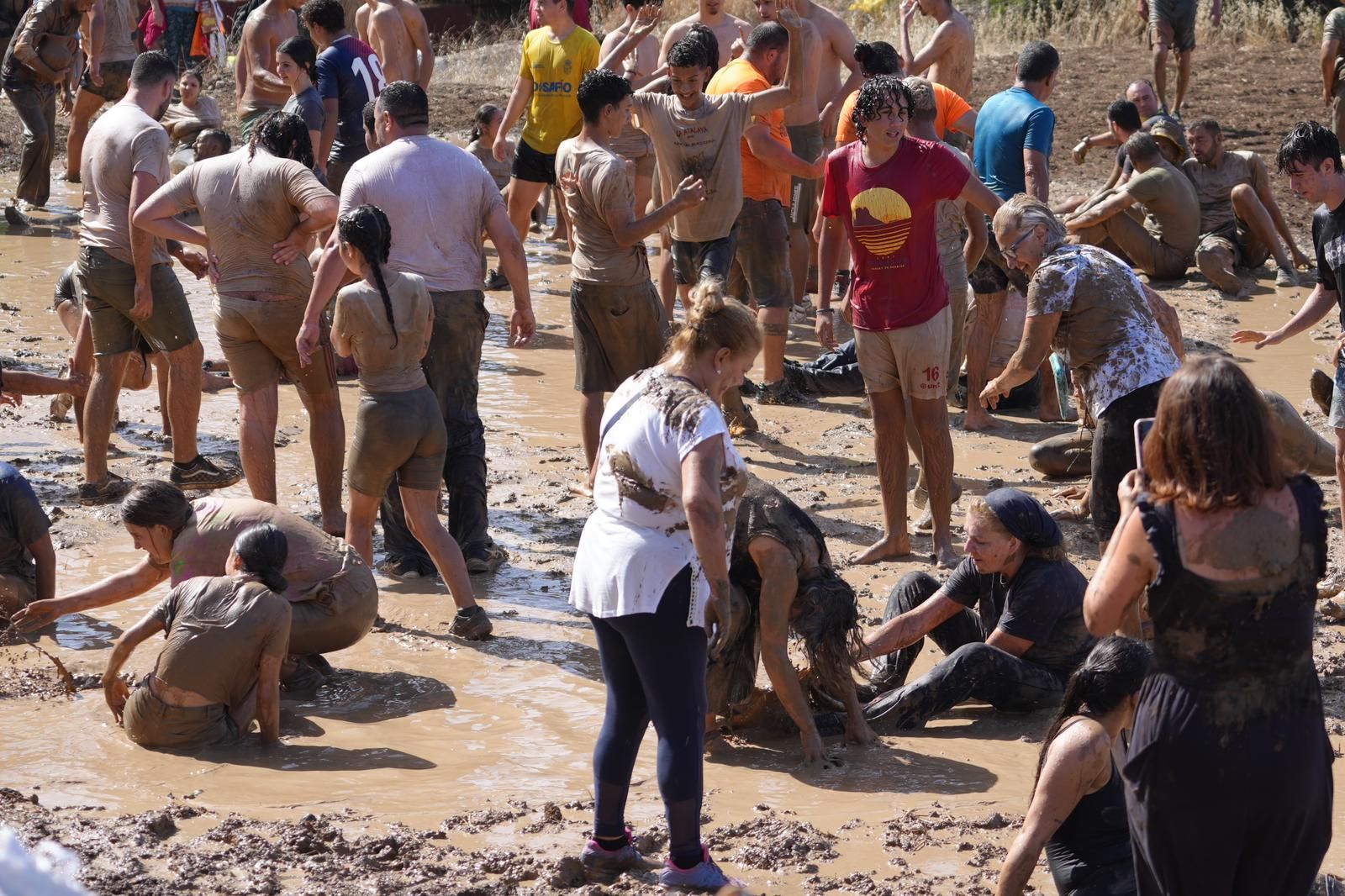 La Atalaya se tiñe de marrón con la Traída del Barro, en imágenes