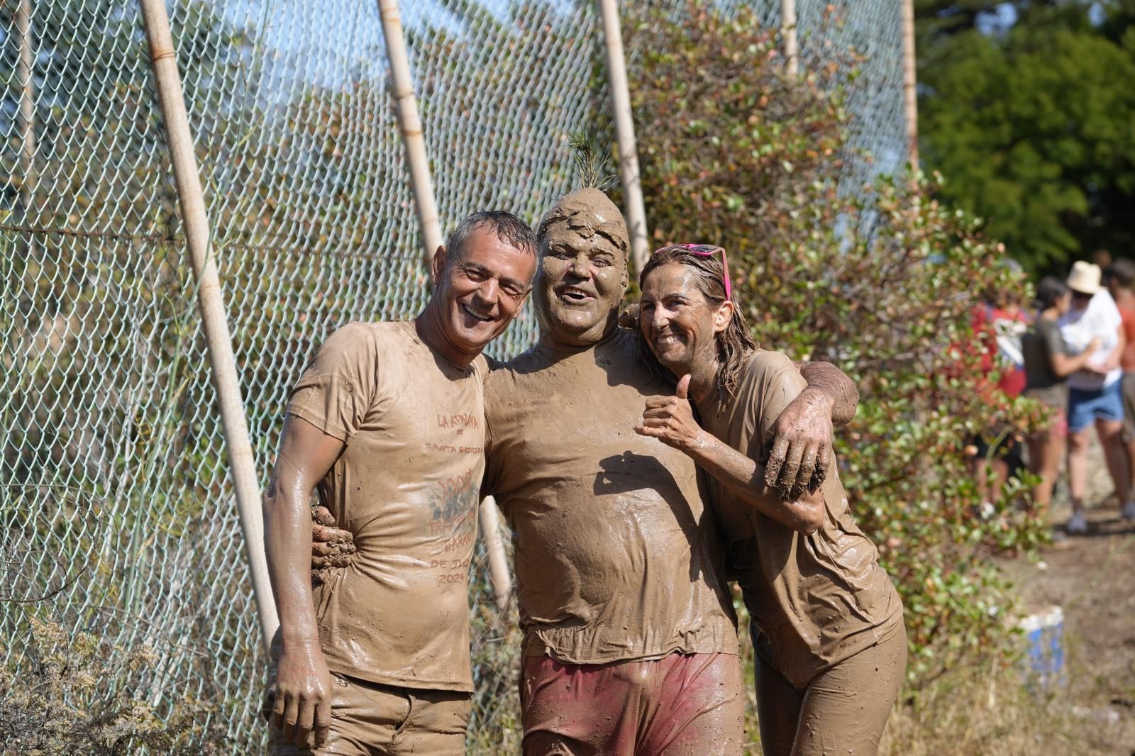 La Atalaya se tiñe de marrón con la Traída del Barro, en imágenes