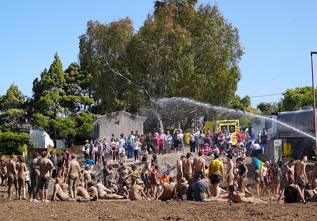 La Atalaya se tiñe de marrón con la Traída del Barro, en imágenes