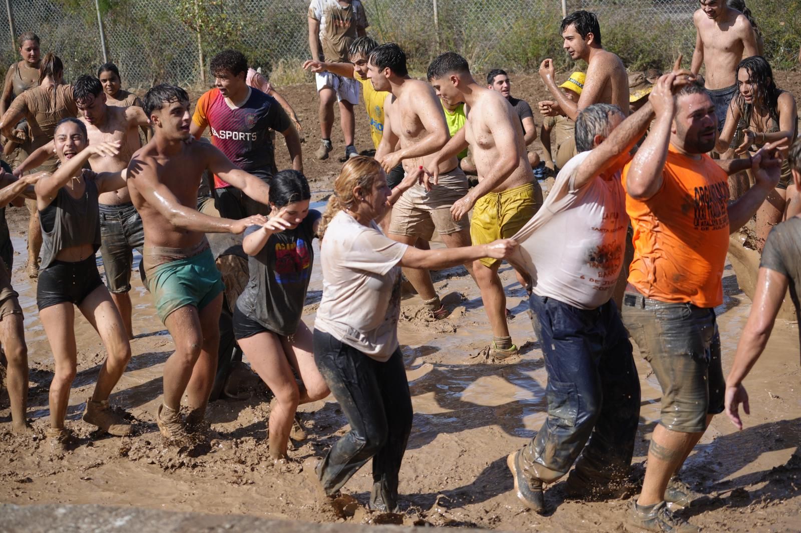 La Atalaya se tiñe de marrón con la Traída del Barro, en imágenes