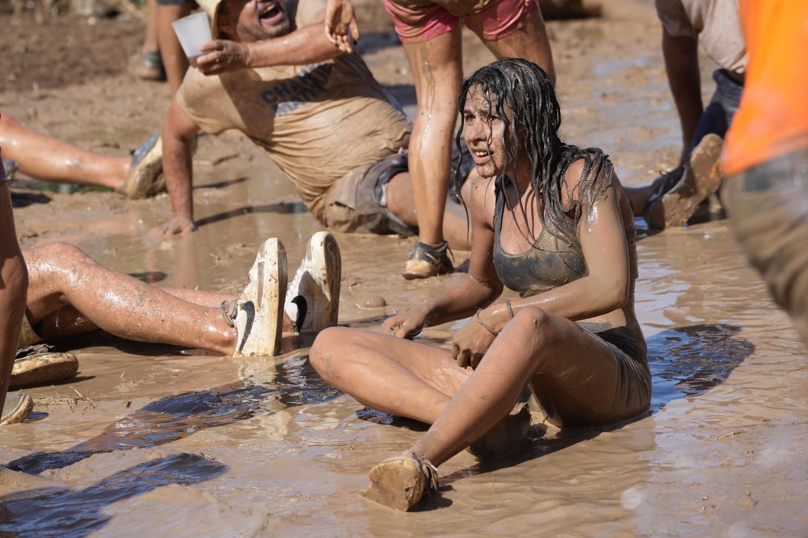 La Atalaya se tiñe de marrón con la Traída del Barro, en imágenes
