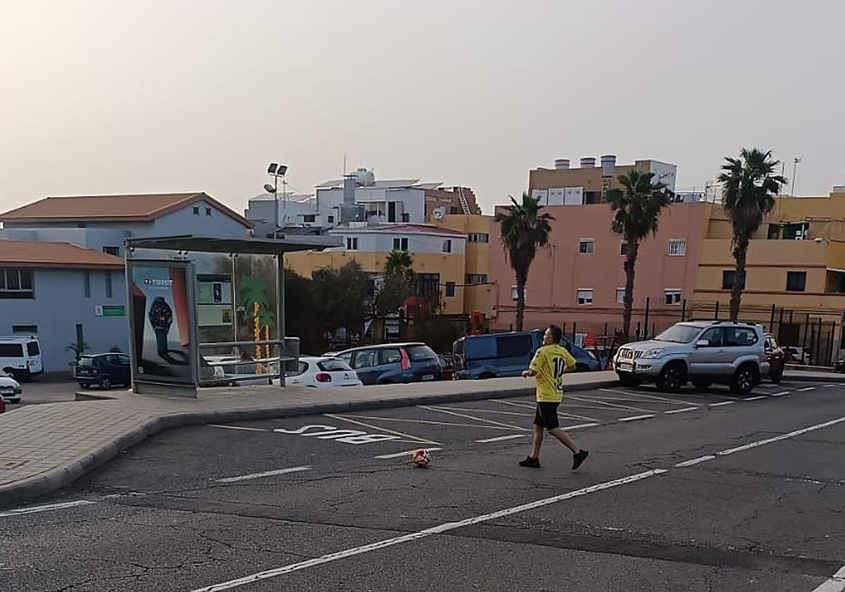 Imagen principal - Los padres recuperan y devuelven el balón antes de que la portería acabara en el suelo.