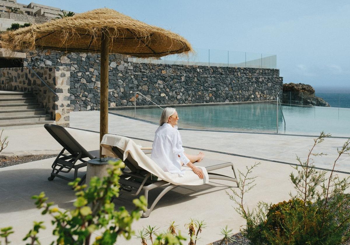 Imagen principal - Diferentes perspectivas de las piscinas del alojamiento.