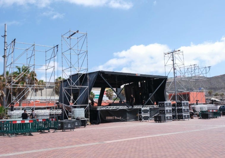 Montaje de las pantallas gigantes en la Plaza de la Música.