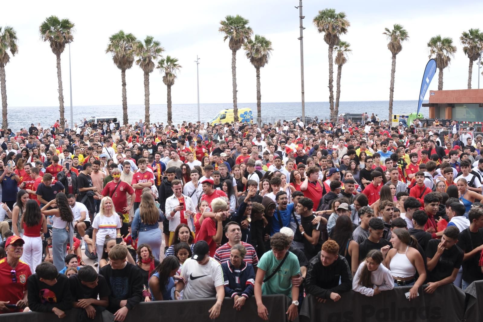 La Plaza de la Música se tiñe de rojo para ver la Eurocopa