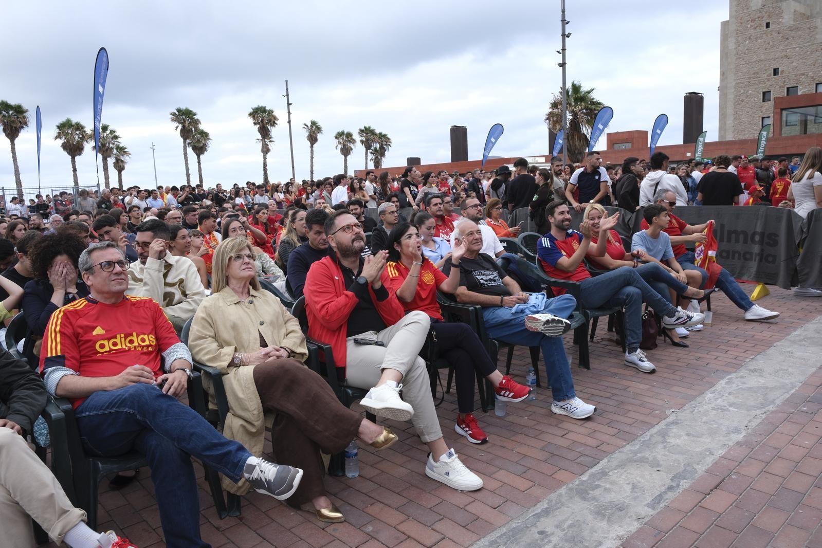 La Plaza de la Música se tiñe de rojo para ver la Eurocopa