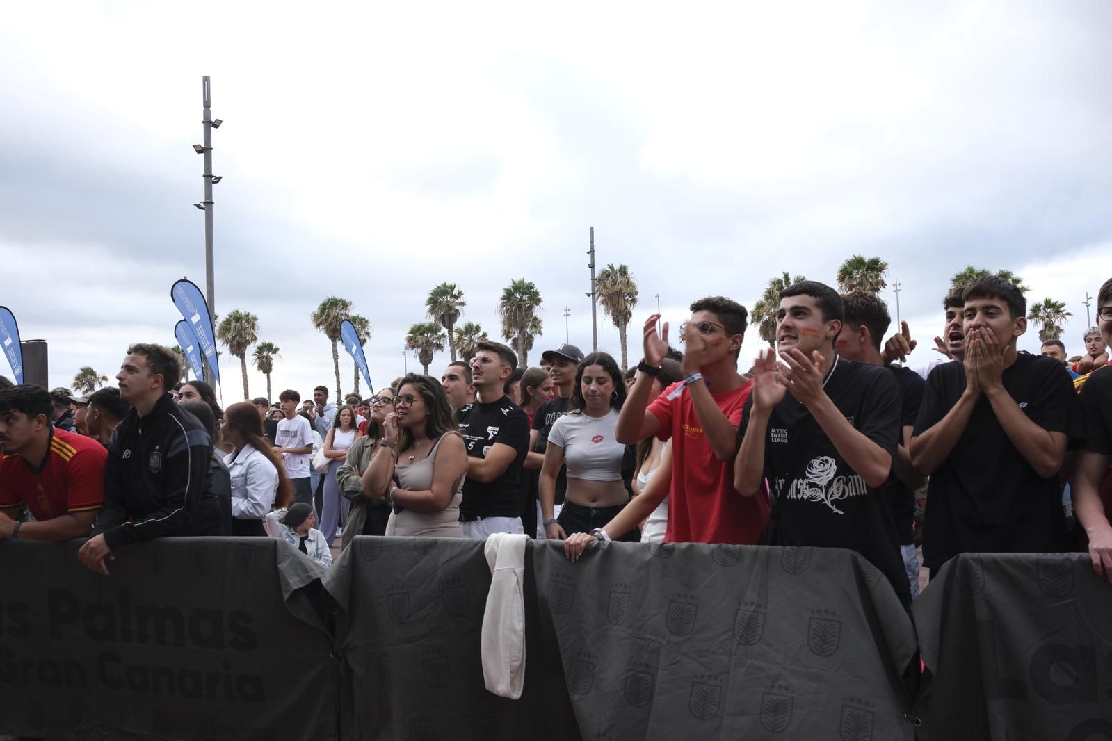 La Plaza de la Música se tiñe de rojo para ver la Eurocopa