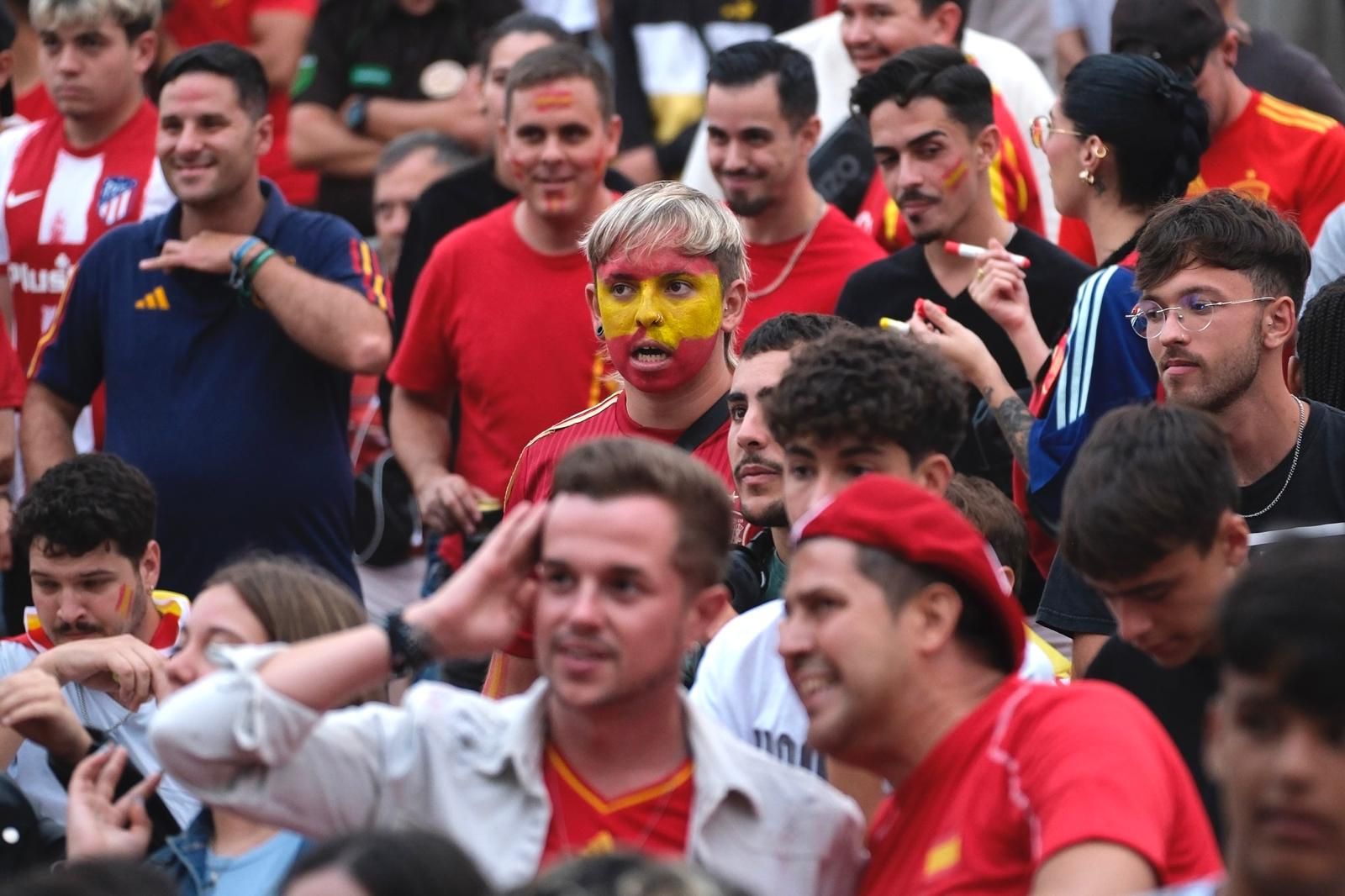 La Plaza de la Música se tiñe de rojo para ver la Eurocopa