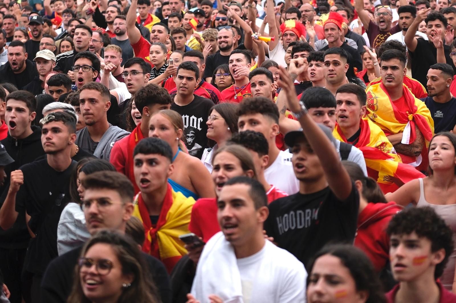 La Plaza de la Música se tiñe de rojo para ver la Eurocopa