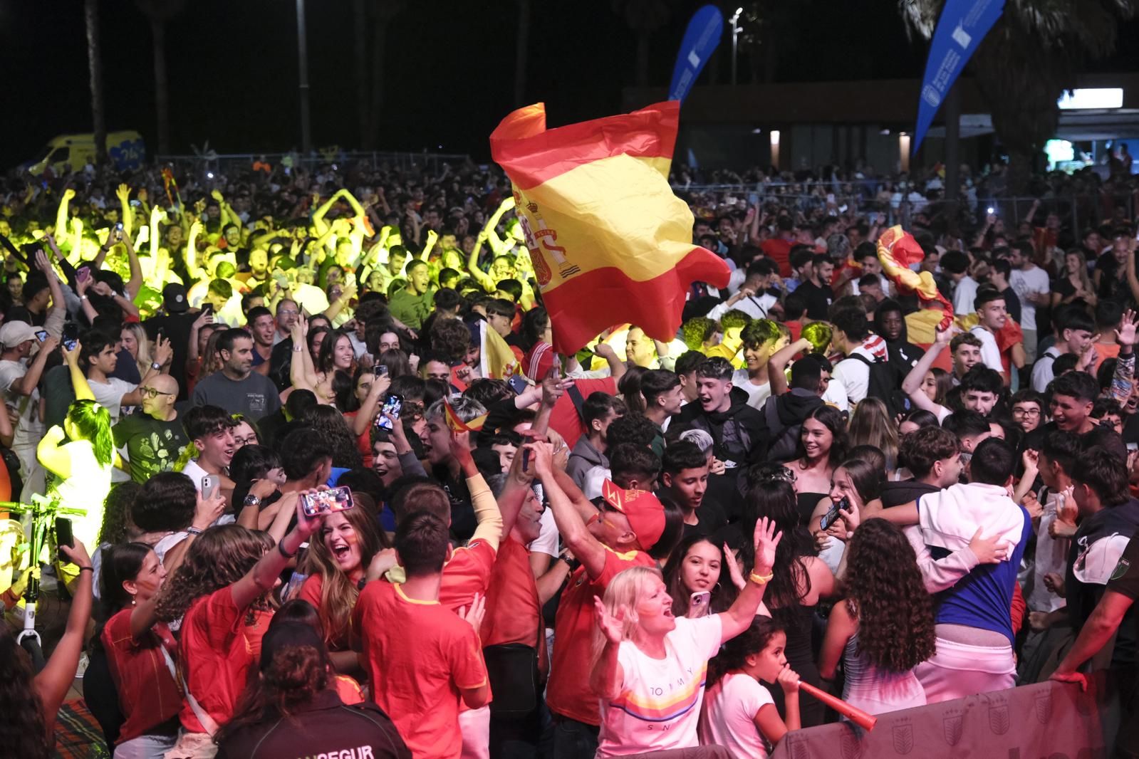 La Plaza de la Música se tiñe de rojo para ver la Eurocopa