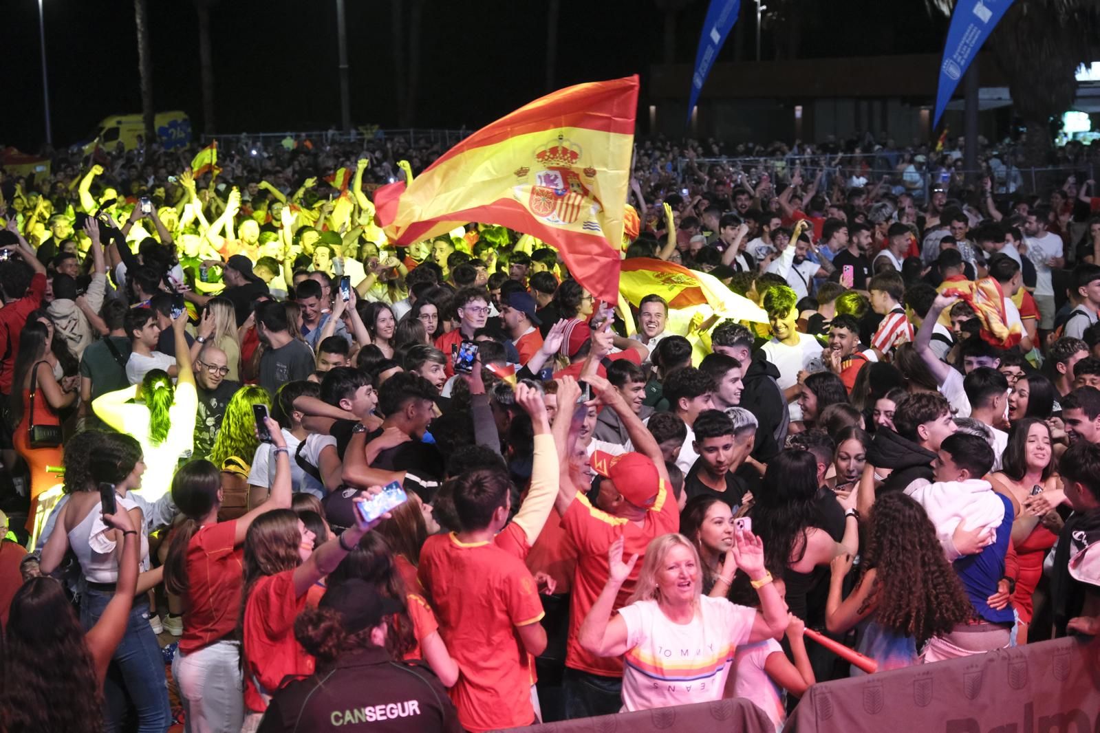 La Plaza de la Música se tiñe de rojo para ver la Eurocopa