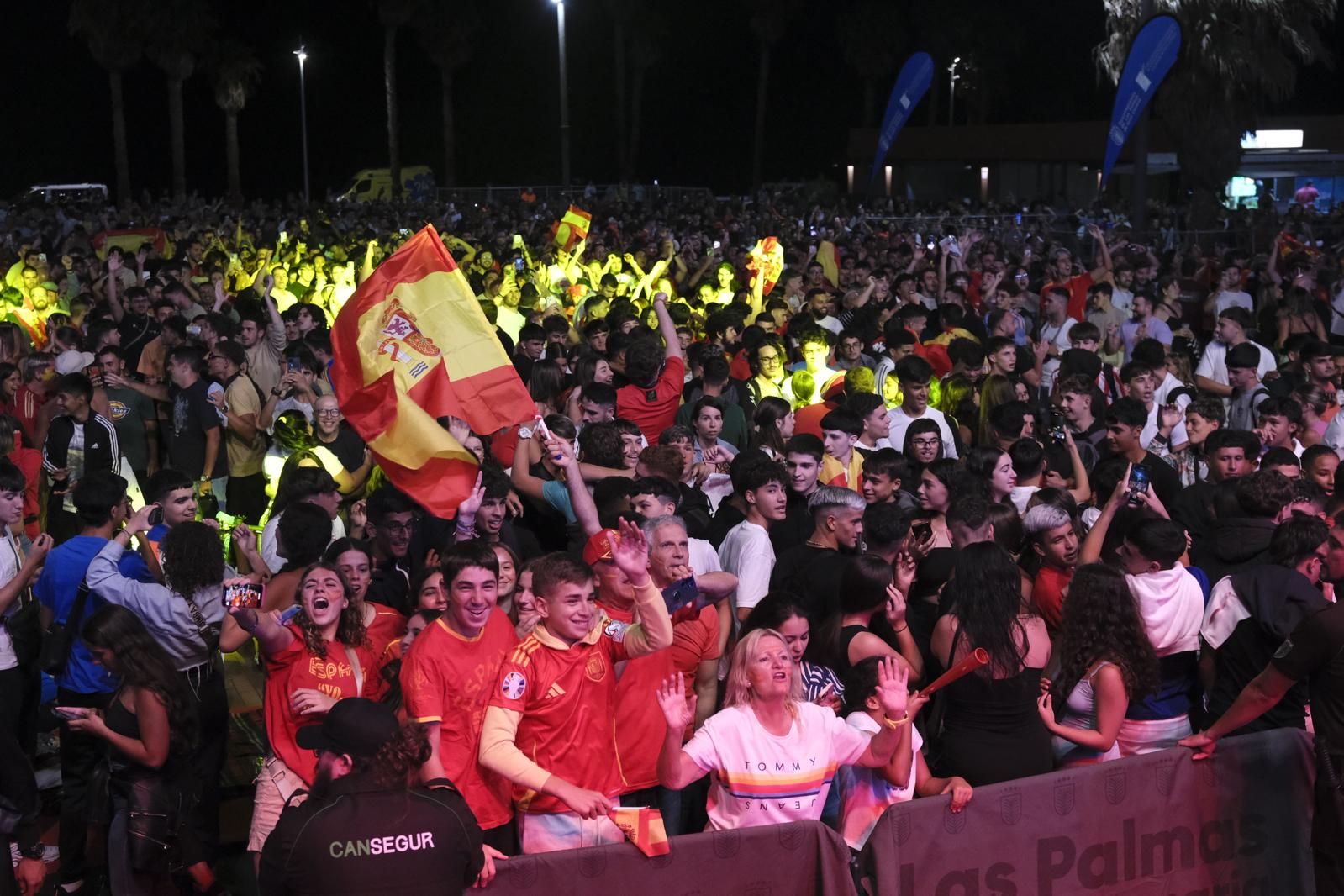 La Plaza de la Música se tiñe de rojo para ver la Eurocopa