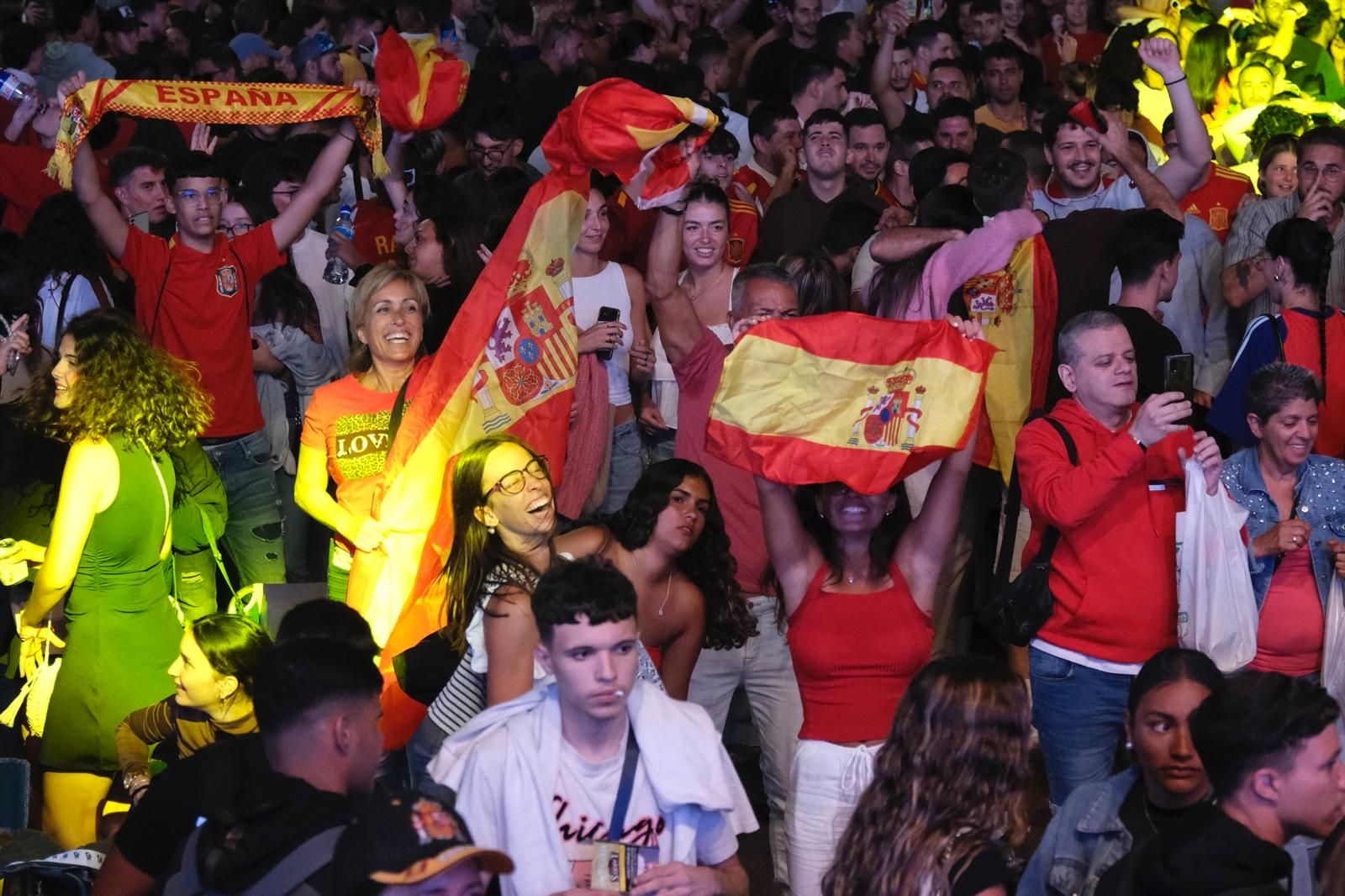 La Plaza de la Música se tiñe de rojo para ver la Eurocopa