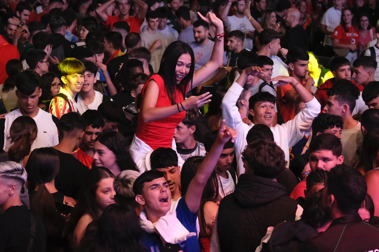 La Plaza de la Música se tiñe de rojo para ver la Eurocopa