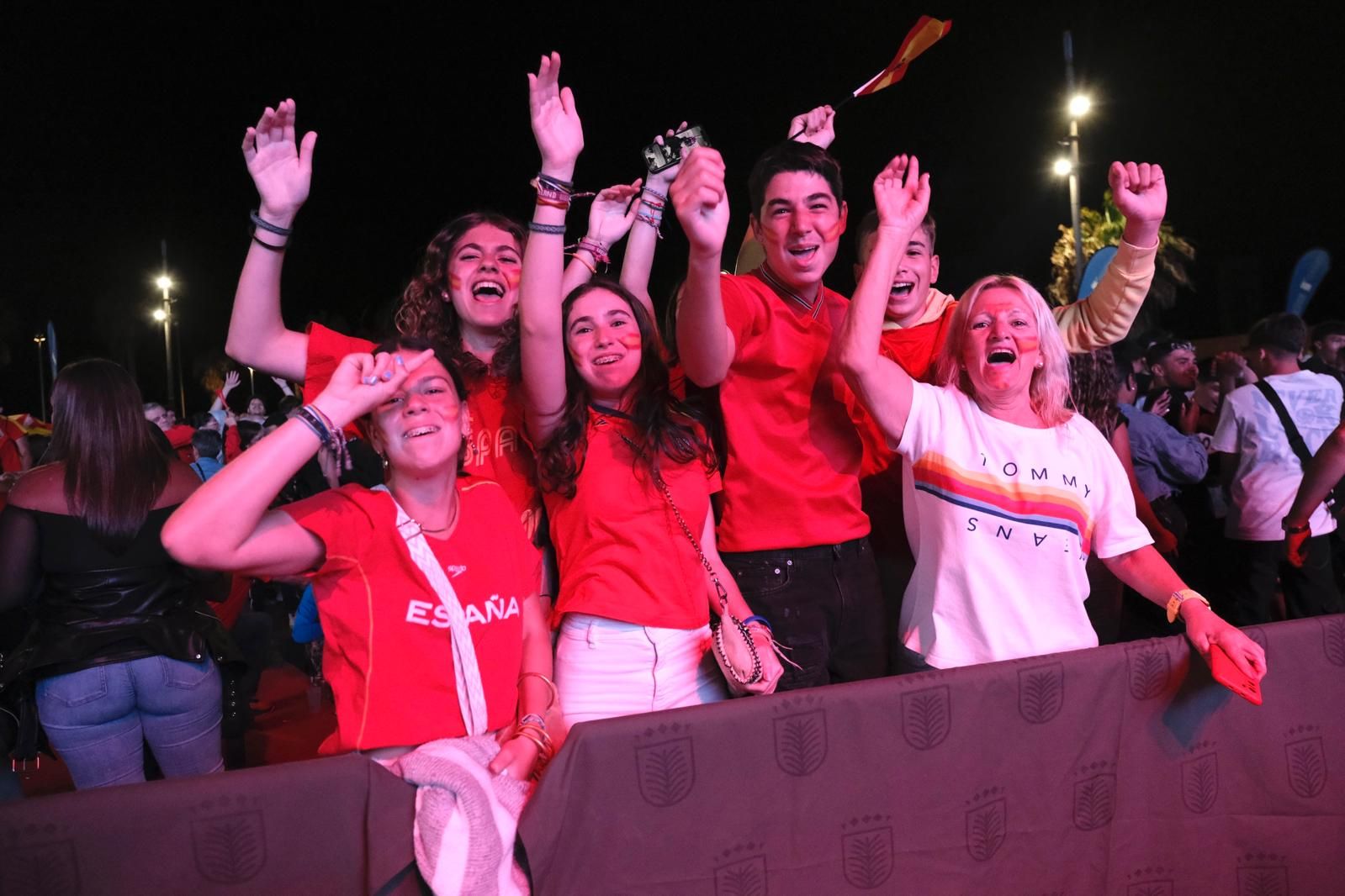 La Plaza de la Música se tiñe de rojo para ver la Eurocopa