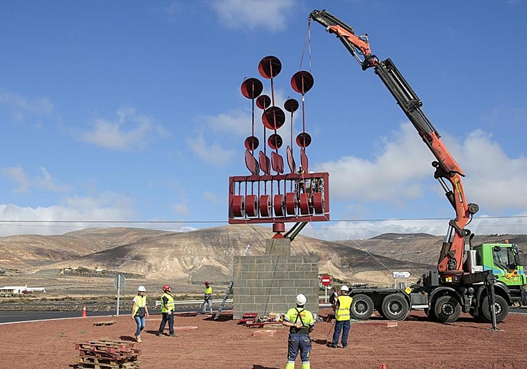 Remate de la instalación de la escultura.