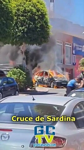 Vhículo incendiado en el Cruce de Sardina.