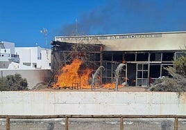 Así se vieron las llamas en el local.