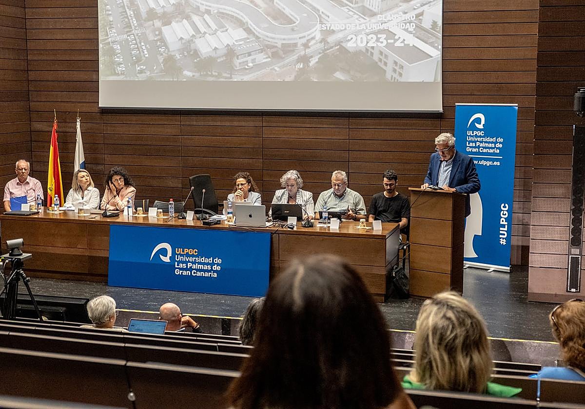 Lluís Serra durante su intervención en el Claustro.