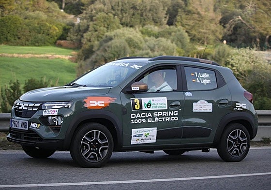 El equipo grancanario compuesto por Antonio y Aday Luján estarán en Lanzarote con su Dacia Spring 100% eléctrico.