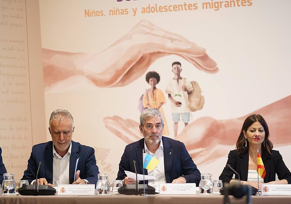 La ministra Sira Rego, durante su visita a Tenerife, junto al presidente Clavijo y el ministro Torres.